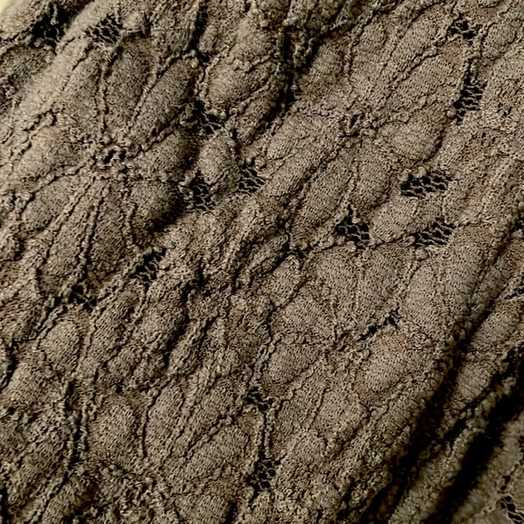 Flowery lace style tank top with opening on back - Picture 3 of 3